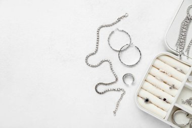 Beyaz arka planda şık mücevherleri olan açık organizatör