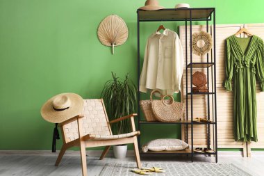 Rafların, kıyafetlerin ve koltuğun olduğu soyunma odasının içinde.