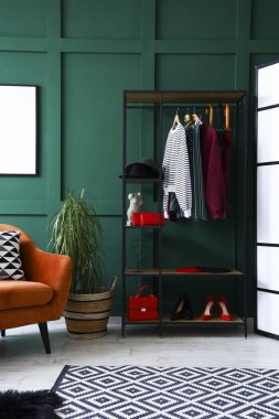 Giysileri ve aksesuarları soyunma odasının içinde rafa kaldırıyorum.