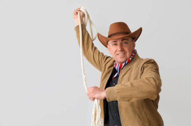 Hafif arka planda olgun bir kovboy