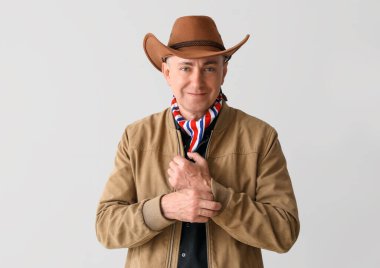 Hafif arka planda olgun bir kovboy