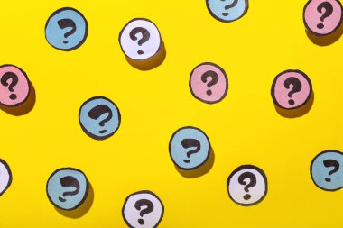 Sarı arkaplanda farklı soru işaretleri