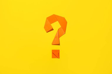 Sarı arkaplanda kağıttan yapılmış soru işareti
