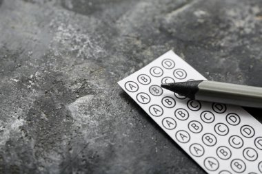 Grunge siyah arkaplan üzerinde kalem ile sınav formu
