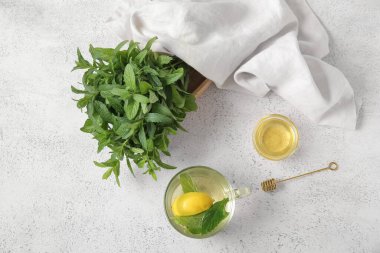 Limonlu ve ballı taze nane çayı.