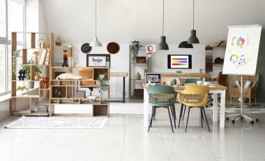 Grafik tasarımcısının işyerleriyle birlikte ofis içi
