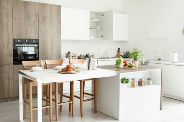 Ada masası akşam yemeği için servis edilen modern mutfağın içi.