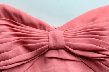 Mavi arkaplanda mercan kumaşının yakın görüntüsü