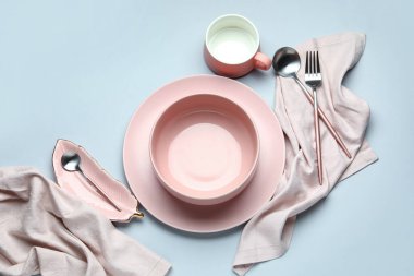 Tabak, tabak, çatal bıçak ve peçeteyle harika bir masa.