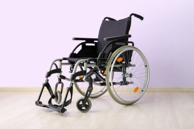 Leylak duvarının yanında modern boş tekerlekli sandalye
