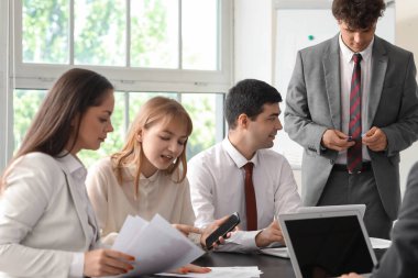 Ofiste çalışan bir grup iş danışmanı