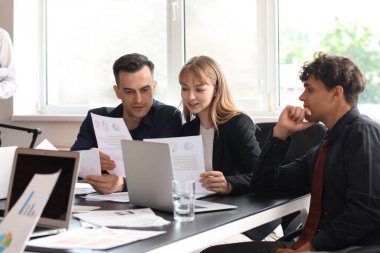 Ofiste çalışan bir grup iş danışmanı