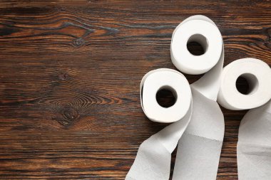 Ahşap arka planda tuvalet kağıdı ruloları