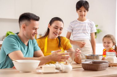 Mutfakta mutlu aile yemekleri