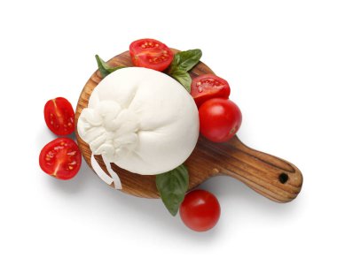 Beyaz arka planda lezzetli Burrata peyniri olan ahşap tahta.