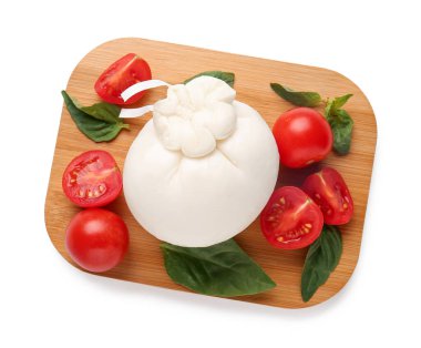 Beyaz arka planda lezzetli Burrata peyniri olan ahşap tahta.