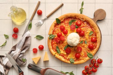 Beyaz fayanslı Burrata peynirli ahşap pizza tahtası.