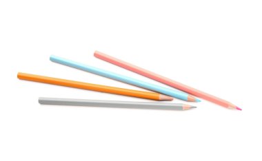 Beyaz arka plan üzerinde renkli kalemler grubu