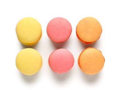 Beyaz arka planda farklı tatlı badem kurabiyeleri