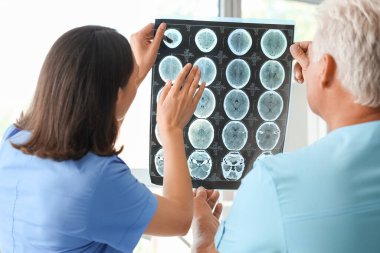 Doktorlar klinikteki röntgen taramasını inceliyor.