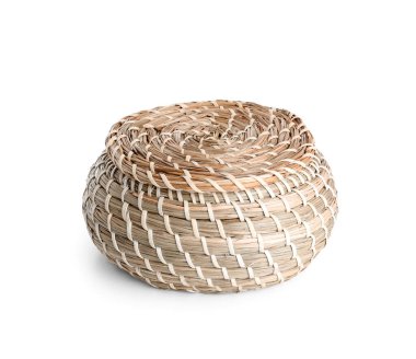 Hasır sepet beyaz arkaplanda izole edildi