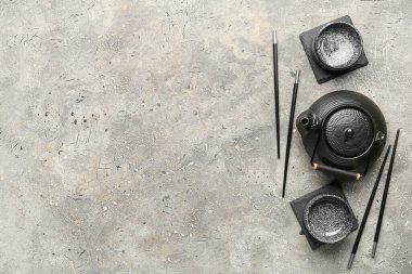 Grunge arkaplan üzerinde çaydanlık ile Çin masa ayarları