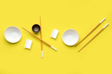 Sarı arkaplanda Çin sofra takımı