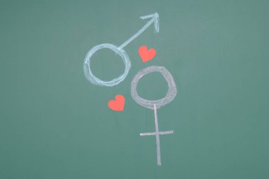 Tahtaya tebeşirle çizilmiş cinsiyet sembolleri