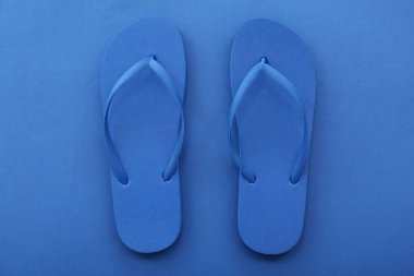 Mavi arka planda parmak arası terlik çifti