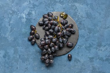Mavi arka planda tatlı siyah üzümlü tahta