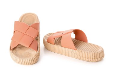 Beyaz arka planda turuncu kadın terlikleri