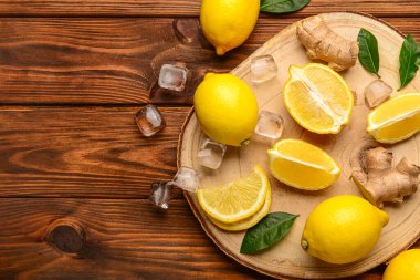 Ahşap zemin üzerinde limonata hazırlamak için malzemelerle dolu bir pano.