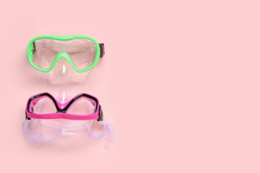 Pembe arka planda farklı yüzme maskeleri