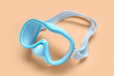 Bej arkaplanda mavi yüzme maskesi