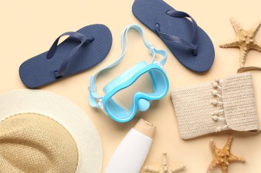 Plaj aksesuarları ve deniz yıldızlarıyla renklendirilmiş kompozisyon