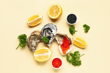 Limonlu lezzetli istiridye, sarı arka planda siyah ve kırmızı havyar.