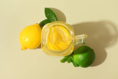 Limonlu ve nane aromalı lezzetli limonata kavanozu