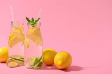 Zencefilli ve nane arkaplanlı lezzetli limonata şişeleri