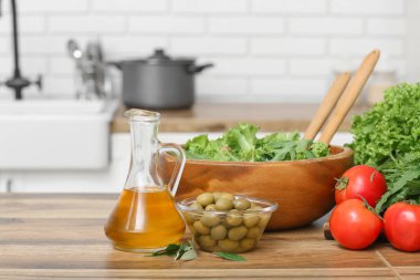 Mutfakta yağlı, zeytinli, sebzeli ve taze salatalı sürahi.