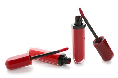 Beyaz arka planda farklı tonlarda güzel kırmızı rujlar.