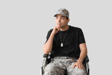 Tekerlekli sandalyedeki genç asker