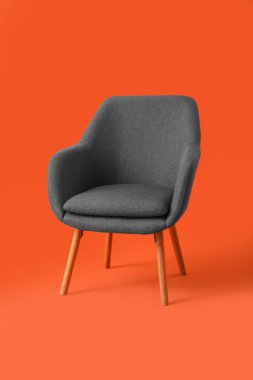 Kırmızı arkaplanda yumuşak koltuk