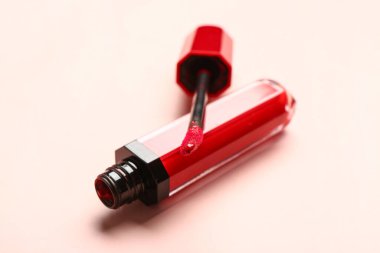 Bej arkaplanda fırçalı kırmızı ruj, yakın plan