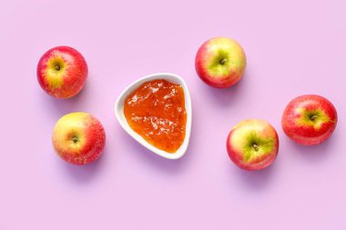 Leylak arkaplanda bir kase elma reçeli