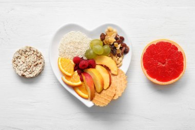 Hafif ahşap arka planda taze ve sağlıklı ürünler tabağı. Diyet kavramı