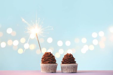 Renkli maytaplı lezzetli doğum günü kekleri.