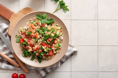 Hafif fayanslı nefis tabakta salata.