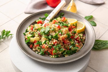 Açık fayanslı nefis tabakta salata, yakın plan.