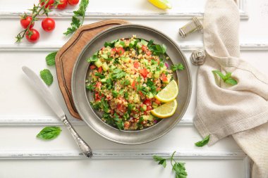 Hafif ahşap arka planda lezzetli tabakta salata.