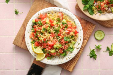 Pembe fayanslı lezzetli tabakta salata.